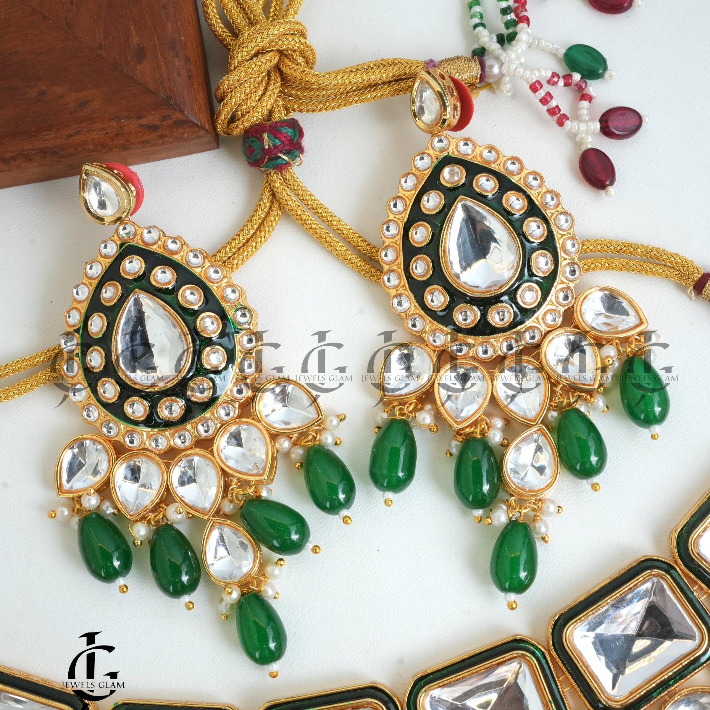 Gleaming Kundan and Emerald Bridal Jewelry Set